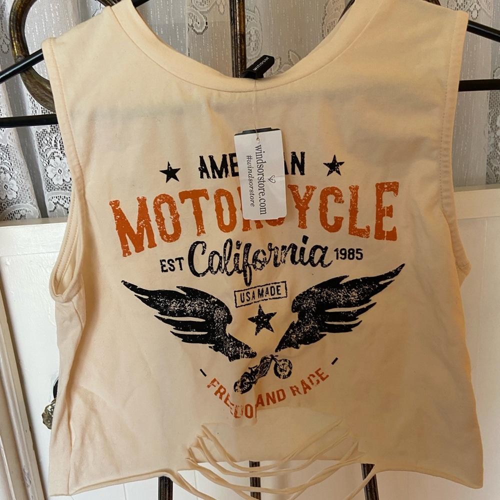 2 cropped tanks